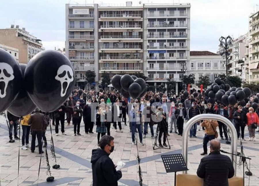 Πάτρα: Μπαλόνια με νεκροκεφαλές στη συγκέντρωση για την εστίαση