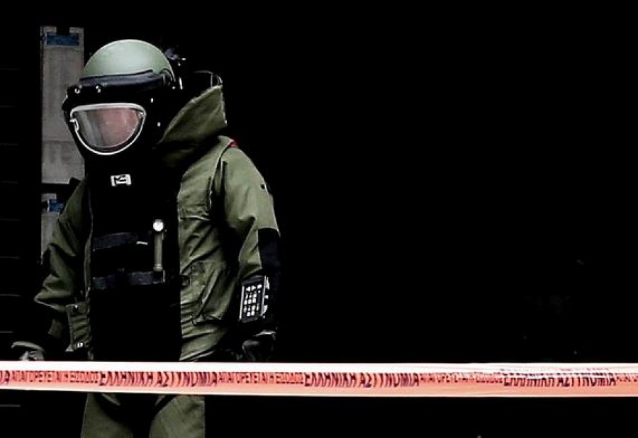 Νίκαια: Στις φλόγες όχημα σωφρονιστικού υπαλλήλου - Εντοπίστηκε και χειροβομβίδα  στο σημείο