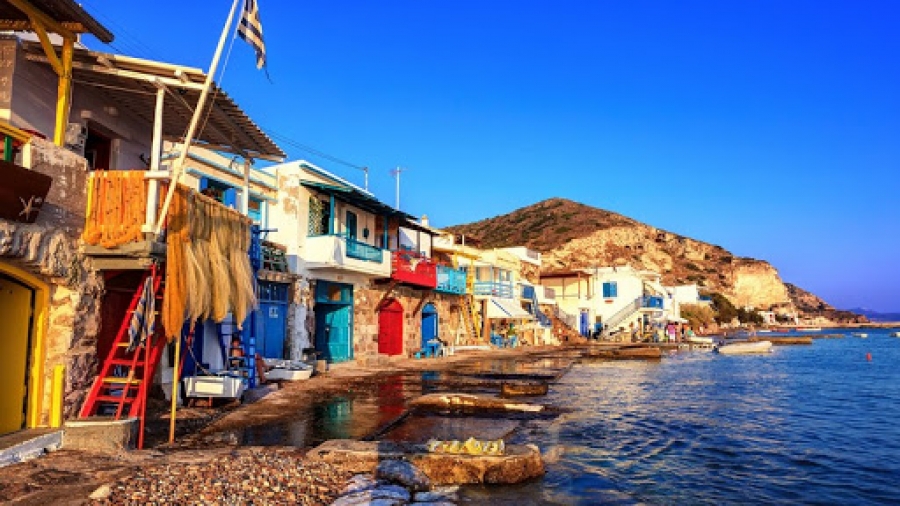 BBC: Τα ελληνικά νησιά γίνονται covid free για να υποδεχθούν τους τουρίστες - Η περίπτωση της Μήλου