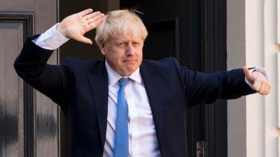Κορωνοϊός: Ο Johnson (Βρετανία) σκέφτεται να εμβολιαστεί live στην τηλεόραση για να πείσει τους αρνητές