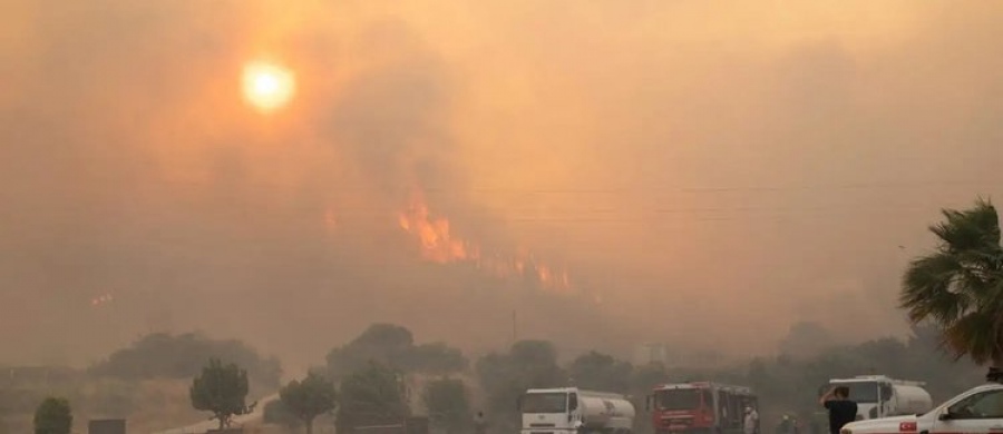 Κόλαση - Νεκρός από τη μεγάλη φωτιά στη Σμύρνη - Εξακολουθεί να μαίνεται εκτός ελέγχου, καίγονται σπίτια