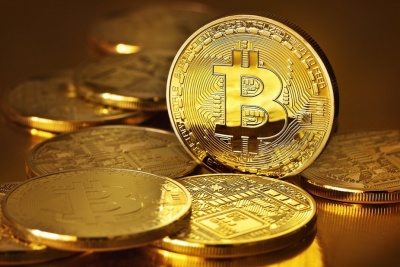 Bitcoin: Πτώση 9% κάτω από τα 10.000 δολ. μετά το «μπλόκο» στις διαφημίσεις από το Facebook