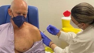 Τρίτη δόση εμβολίου έκανε ο Γιώργος Παπανδρέου – «Ένα είναι το μήνυμα: Ο εμβολιασμός»