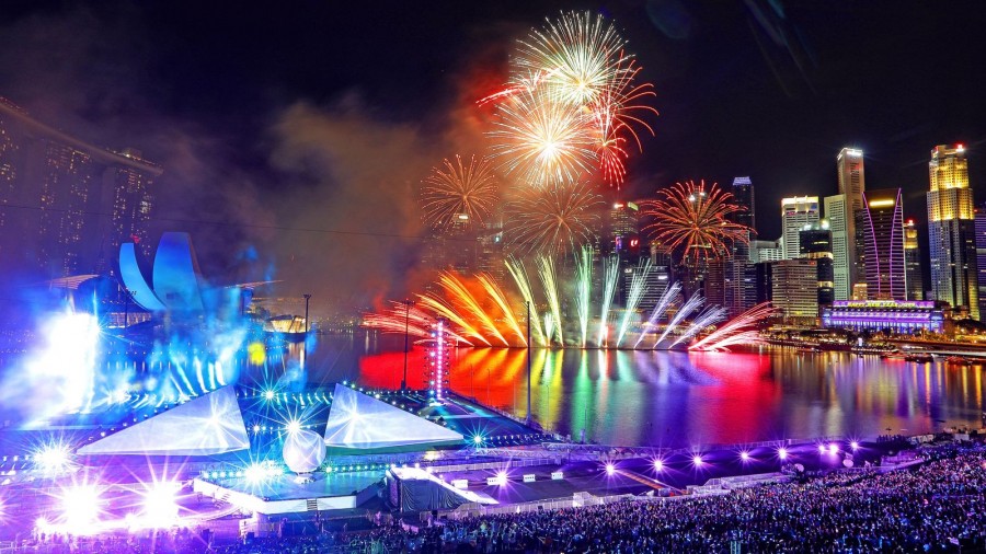 Ο πλανήτης υποδέχεται «αθόρυβα» αλλά με ελπίδα το 2021 λόγω της πανδημίας