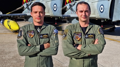Απόδοση τιμής - Βαθμός αντιπτέραρχου  στους πιλότους του F4 Στ . Τσιτλακίδη και Μ. Τουρούτσικα