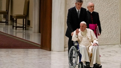 Ο Πάπας Φραγκίσκος εμφανίστηκε δημοσίως με αναπηρικό αμαξίδιο - Το πρόβλημα υγείας