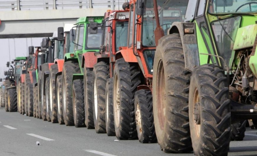 Σε κινητοποιήσεις οι αγρότες – Στήνουν μπλόκα, ζητούν μείωση του κόστους παραγωγής