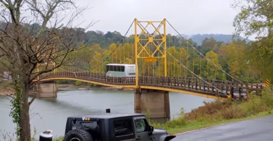 Οδηγός λεωφορείου το ρισκάρει σε σιδερένια γέφυρα του 1949