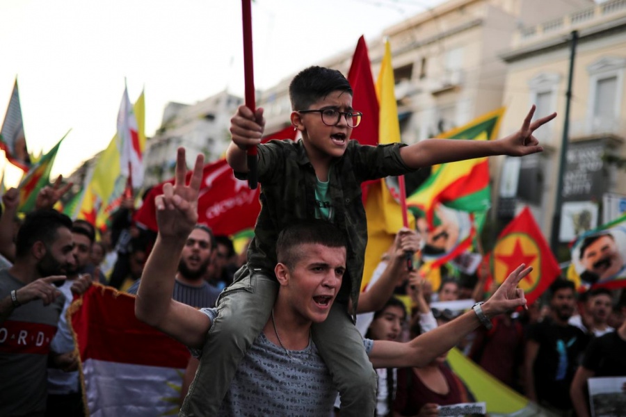 Εκατοντάδες Κούρδοι διαδήλωσαν στο Παρίσι, ζητώντας την επιβολή κυρώσεων στην Τουρκία