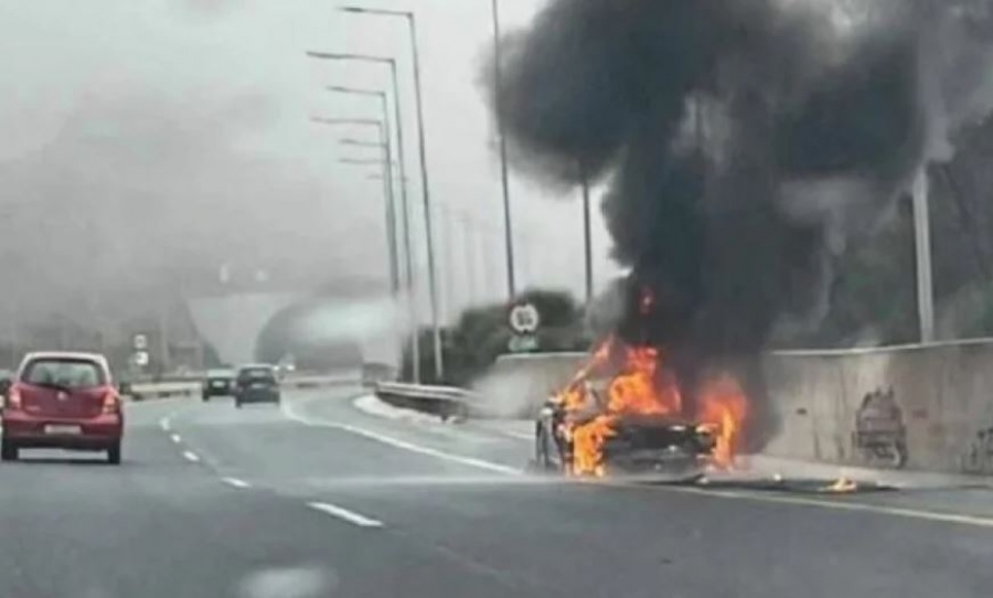 Η  Porsche που έγινε παρανάλωμα του πυρός στην Εγνατία Οδό