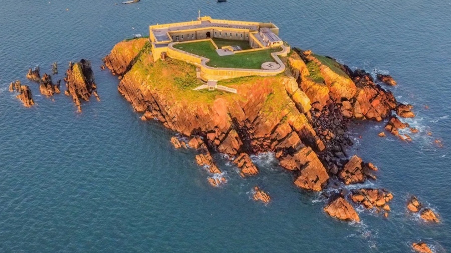 Εκπληκτικό νησί της Ουαλίας βγαίνει στην αγορά για 3 εκατομμύρια λίρες - Το ανακαινισμένο φρούριο προσφέρει ένα κομμάτι της βρετανικής ναυτικής ιστορίας