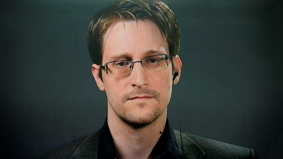 Ρώσος υπήκοος ο Snowden, παρέλαβε το διαβατήριό του - Αιχμές από ΗΠΑ για «πίστη στη Ρωσία»