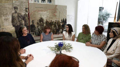 Συνάντηση της Σακελλαροπούλου με γυναίκες από τον Έβρο στο Εθνολογικό Μουσείο Θράκης