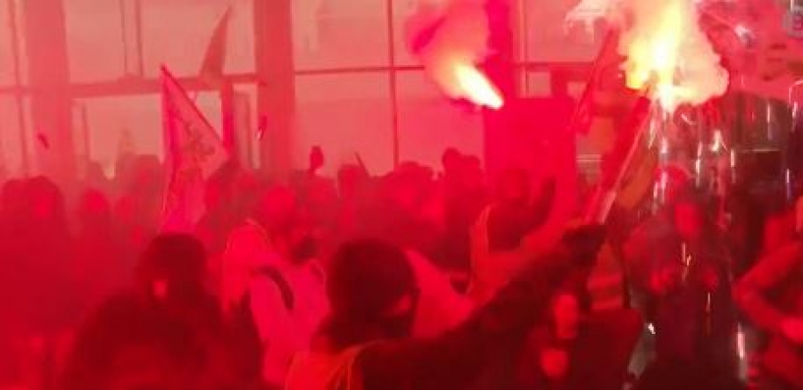 Έφοδος διαδηλωτών στο χρηματιστήριο του Παρισιού - Διαμαρτυρία κατά Macron για τα όρια συνταξιοδότησης