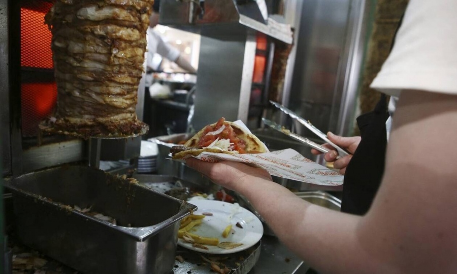 Μύκονος: Σουβλάκι από... χρυσό - 15 ευρώ για ένα τυλιχτό, στα 25 οι μερίδες