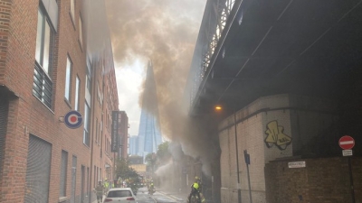 Συναγερμός για δύο μεγάλες φωτιές στο Λονδίνο – Πυκνοί καπνοί γύρω από το London Bridge