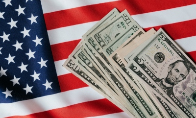 Ίλιγγος από τον πλούτο της οικονομικής ελίτ στις ΗΠΑ – Το 1% κατέχει το 1/3 των διαθέσιμων εισοδημάτων 160 τρισ. δολ.