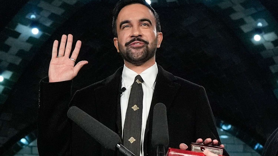 Ο Mamdani ανέλαβε το τιμόνι της Νέας Υόρκης, αφού ορκίστηκε στο Κοράνι - Η ιστορική ανατροπή και οι μεγάλες προκλήσεις