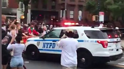ΗΠΑ: Περιπολικό παρασέρνει διαδηλωτές στη Νέα Υόρκη
