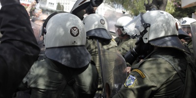 Πεδίο μάχης το Ειρηνοδικείο - Διαδηλωτές συγκρούστηκαν με δυνάμεις των ΜΑΤ