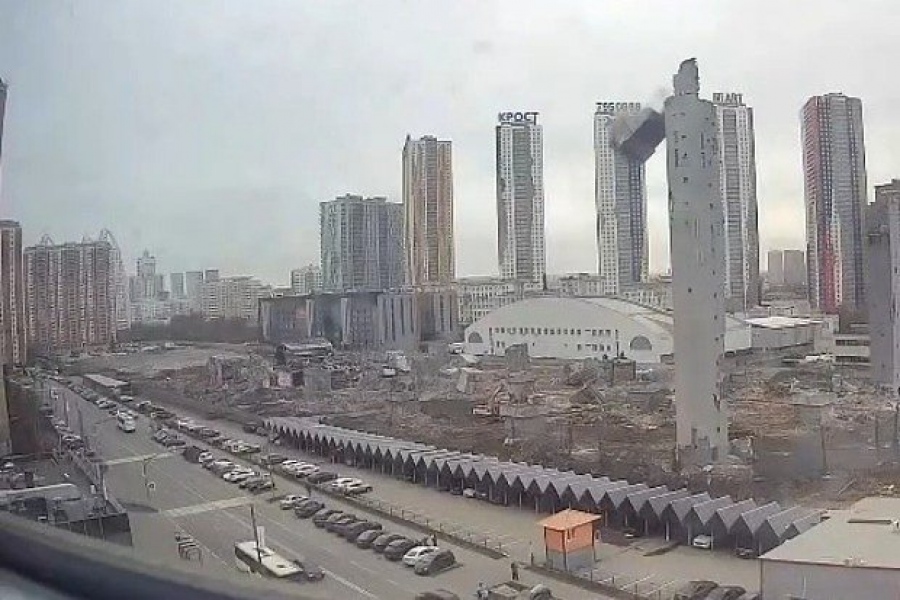 Τεράστια κολόνα κατέρρευσε κατά την κατεδάφιση εμπορικού κέντρου στη Μόσχα - Θάφτηκαν πάνω από 100 αυτοκίνητα