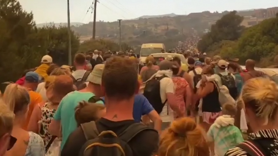 Ταξιδιωτική οδηγία της Βρετανίας για την Ελλάδα μετά τη φωτιά στη Ρόδο