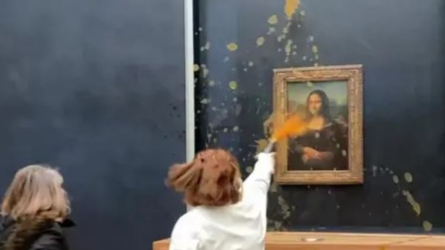 Συναγερμός για τη Mona Lisa στο Παρίσι - Ακτιβίστριες πέταξαν σούπα στον διάσημο πίνακα του Da Vinci