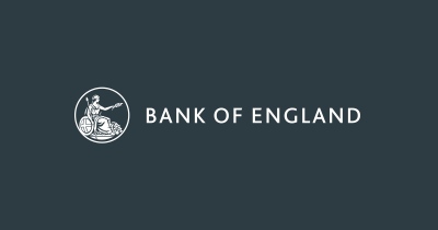 Bank of England: Κόντρα στη Fed – Κρατά αμετάβλητα τα επιτόκια στο 3,75% παρά τον πληθωρισμό