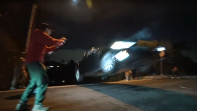 Απίστευτο: Ένα Tesla Model S πήδηξε για 15 μέτρα στον αέρα και έγινε σμπαράλια