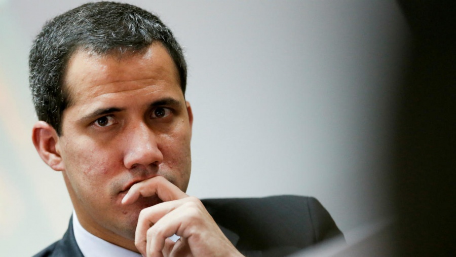 Guaido (Βενεζουέλα): Αποδέχτηκε τις παραιτήσεις συμβούλων του που ενεπλάκησαν στην αποτυχημένη «εισβολή»