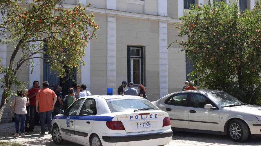 Ναύπλιο: Ένταση στο δικαστήριο για τις σακούλες με τα περιττώματα που πέταξε ο δήμαρχος σε αντίπαλό του