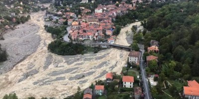 Γαλλία: 2 νεκροί και 37 αγνοούμενοι από τις πλημμύρες στις Άλπεις - Κατέρρευσαν γέφυρες και σπίτια