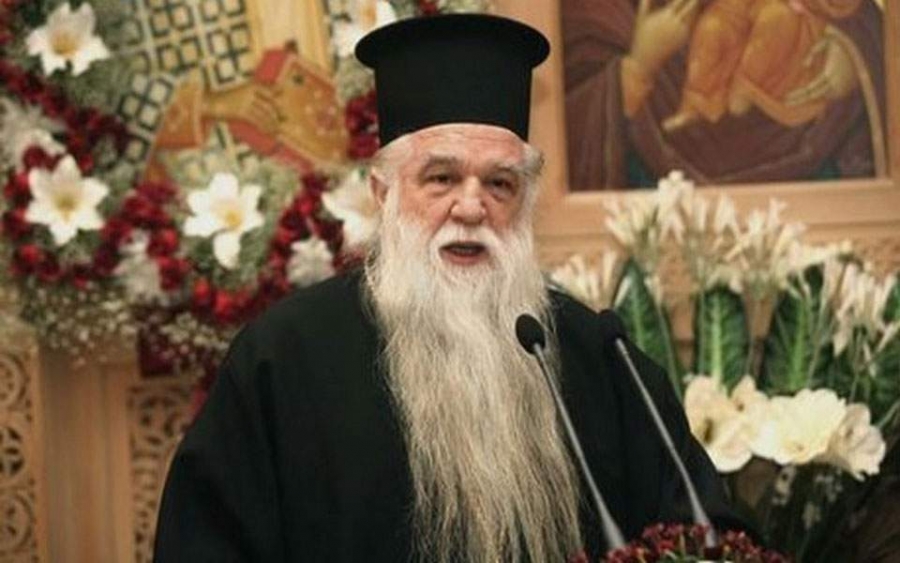 Αμβρόσιος: Έβγαλε ψεκαστήρι σε Ναό με...«φάρμακο» για τον κορωνοϊό