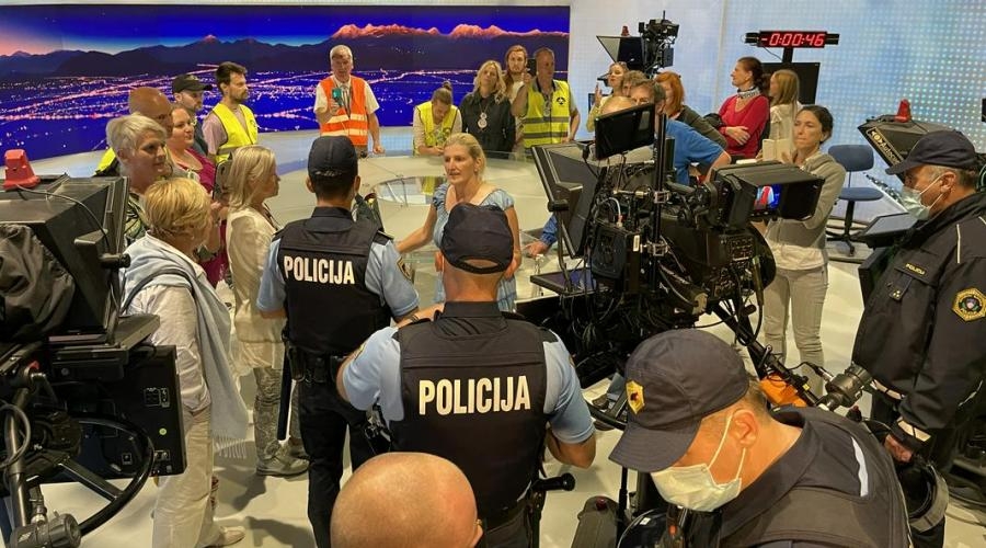 Σλοβενία: Αρνητές του κορωνοϊού και αντιεμβολιαστές εισέβαλαν στο στούντιο της δημόσιας τηλεόρασης