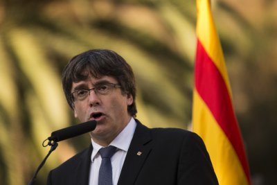 Ο Puigdemont καλεί τους Καταλανούς να διατηρήσουν την ειρήνη μετά την κήρυξη ανεξαρτησίας
