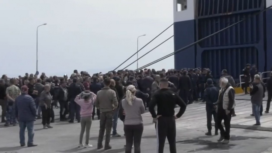 Μετωπική Λαζαρίδη με κτηνοτρόφους της Λέσβου λόγω του αφθώδους πυρετού - Οργισμένες κινητοποιήσεις στο λιμάνι του νησιού