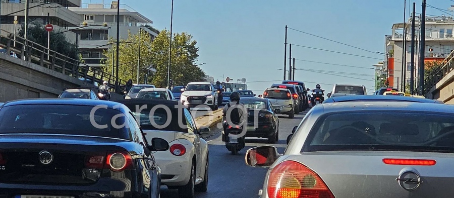 Αθήνα σε κυκλοφοριακό έμφραγμα - Πνίγεται στα αυτοκίνητα και το μετρό «κρασάρει»