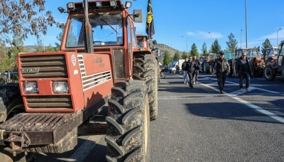 Συνεχίζεται η ένταση: Διαμαρτυρία αγροτών από το μπλόκο της Νίκαιας στην Αστυνομική Διεύθυνση Λάρισας για τις συλλήψεις