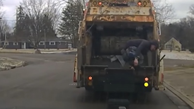 Απίστευτο κυνηγητό στα σκουπίδια - Καταζητούμενος κρυβόταν σε κάδο - Σοκάρει η σύλληψη μπροστά σε απορριμματοφόρο (vid)