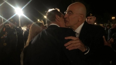 Κάτι ψήνεται – Αγκαλιές και φιλιά μεταξύ Δένδια και Καμμένου στο Πεντάγωνο