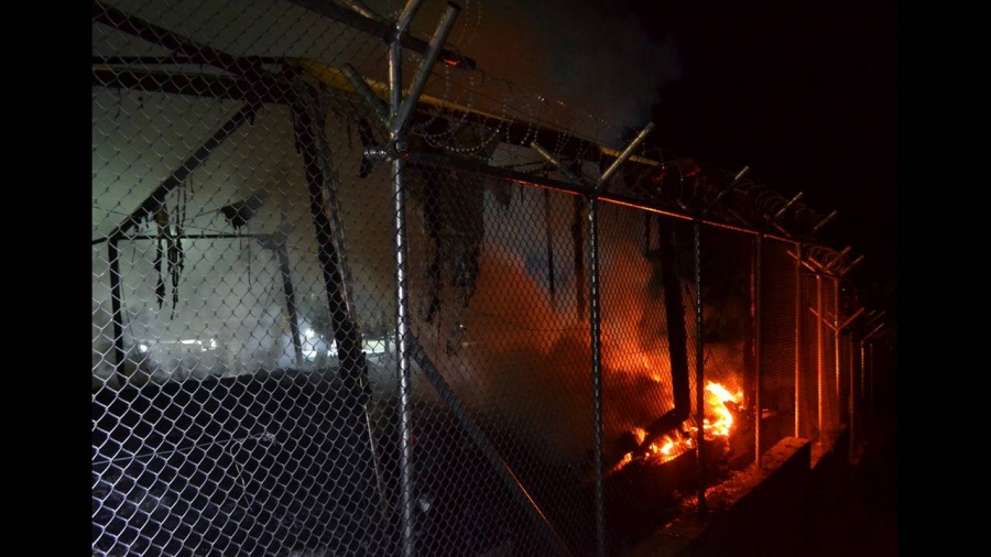 Επεισόδια μεταξύ μεταναστών στην Σάμο - Εβαλαν φωτιά στο κέντρο υποδοχής