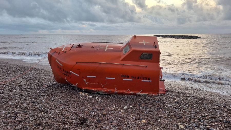 Μυστηριώδης λέμβος ξεβράστηκε σε παραλία της Αγγλίας - Ερωτήματα και συναγερμός στις Αρχές