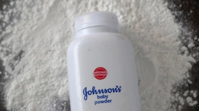 Η Johnson & Johnson διακόπτει την πούδρα με ταλκ από το 2023 μετά τις 38.000 μηνύσεις για καρκινογόνο αμίαντο