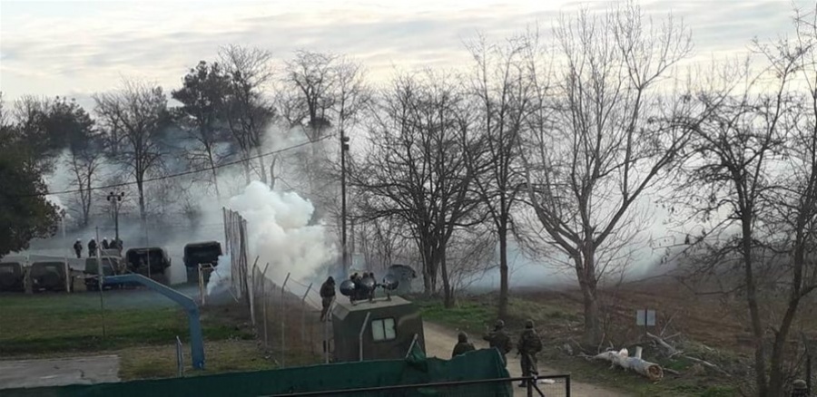 Συνεχή επεισόδια στον Έβρο - Που μεταφέρονται μετά την Αδριανούπολη οι μετανάστες - Πλήρης στήριξη της ΕΕ στην Ελλάδα, βολές κατά της Τουρκίας