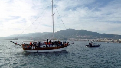 Ακυβέρνητο ιστιοφόρο με 57 πρόσφυγες, εντοπίστηκε δυτικά της Κεφαλονιάς