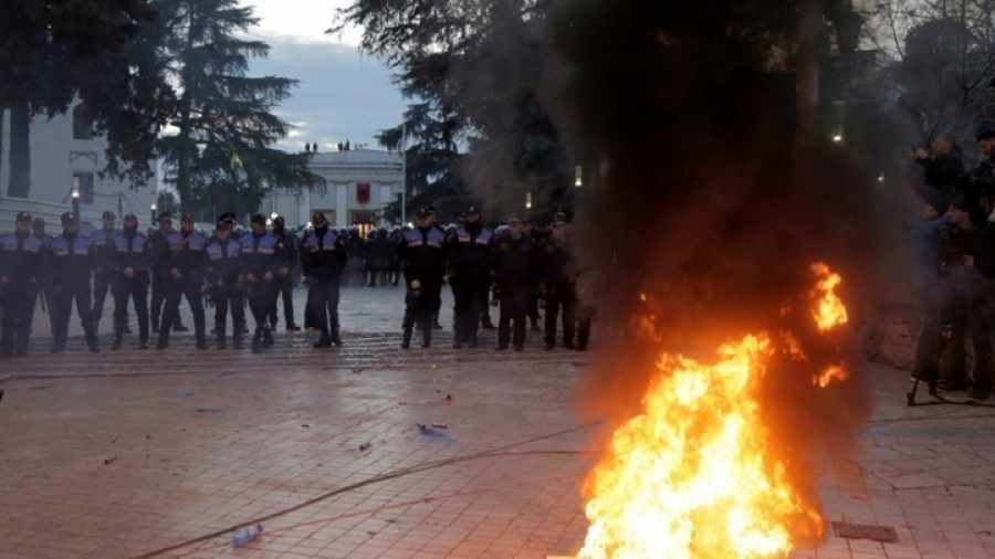 Μικροσυμπλοκές μεταξύ οπαδών της αντιπολίτευσης και αστυνομίας στην Αλβανία
