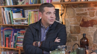 Τσίπρας: Η κρίση εμπιστοσύνης στους θεσμούς απειλεί τη Δημοκρατία – Κάποια στιγμή να γράψει και ο Μητσοτάκης ένα βιβλίο