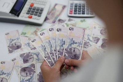 Βρετανία: Η ακρίβεια απομακρύνει τον κόσμο από τις τραπεζικές κάρτες - Οι Βρετανοί επιστρέφουν στα μετρητά