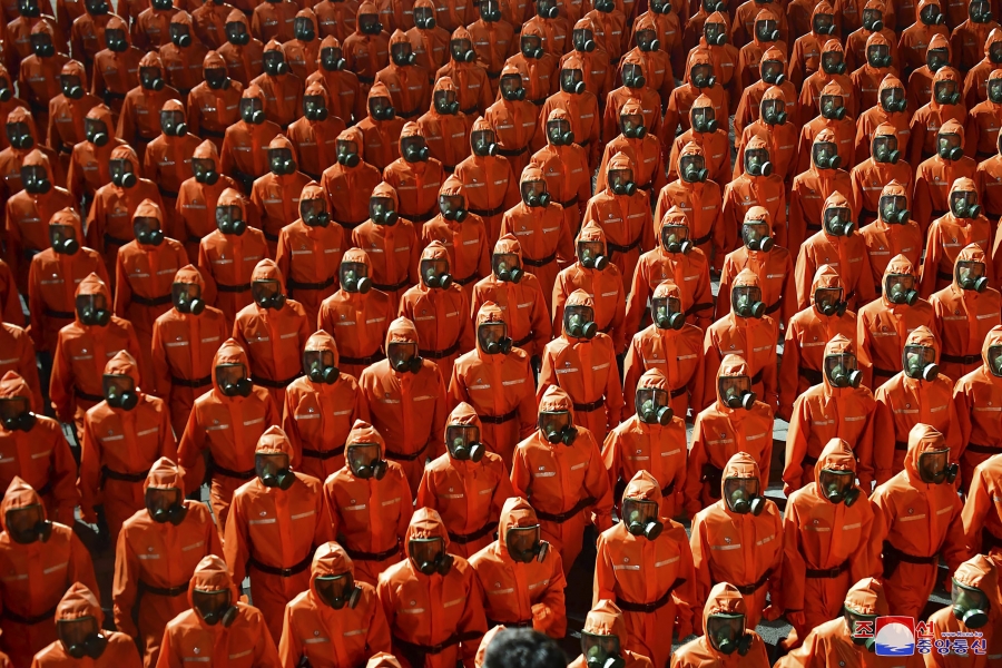 «Πάτα το κουμπί» - Οι στρατιώτες του Kim Jong Un  παρελαύνουν με στολές βιοχημικού πολέμου