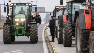 Παραμένουν στα περισσότερα μπλόκα οι αγρότες – Έκλεισαν την ΕΟ Θεσσαλονίκης Μουδανιών